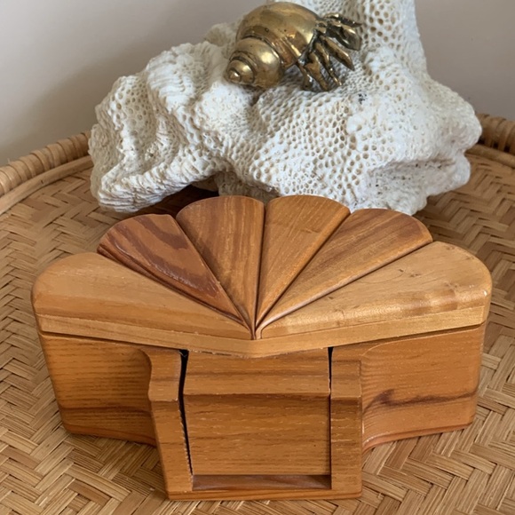 📌 ( Sold ) NWOT Handcrafted Wood Clam Sea Trinket Box - Picture 5 of 5